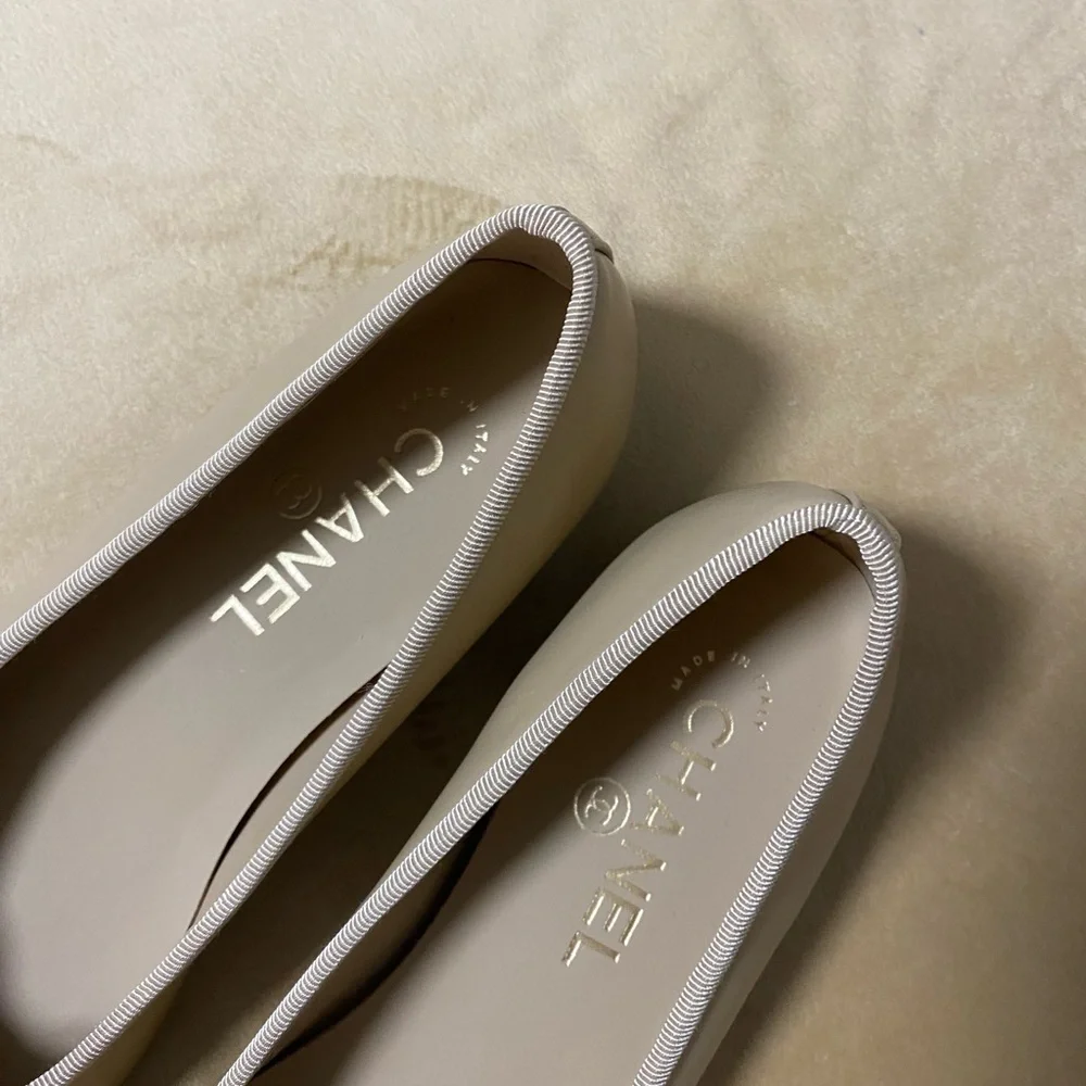 CHANEL Beige and Dark Black Flats with Bow - Picture 2 of 5